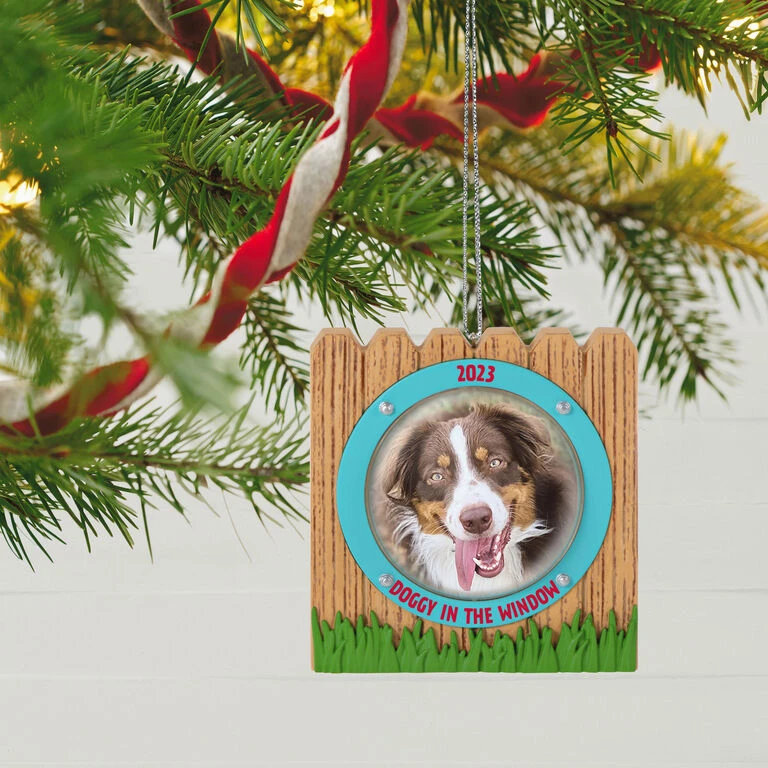 Hallmark Doggy In The Window 2023 Photo Frame Ornament - Image 2